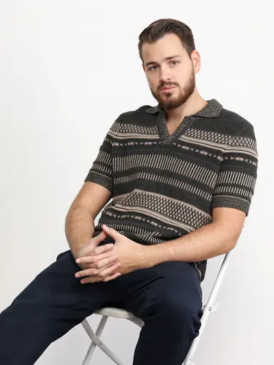 Пуловер зеленого цвета с коротким рукавом